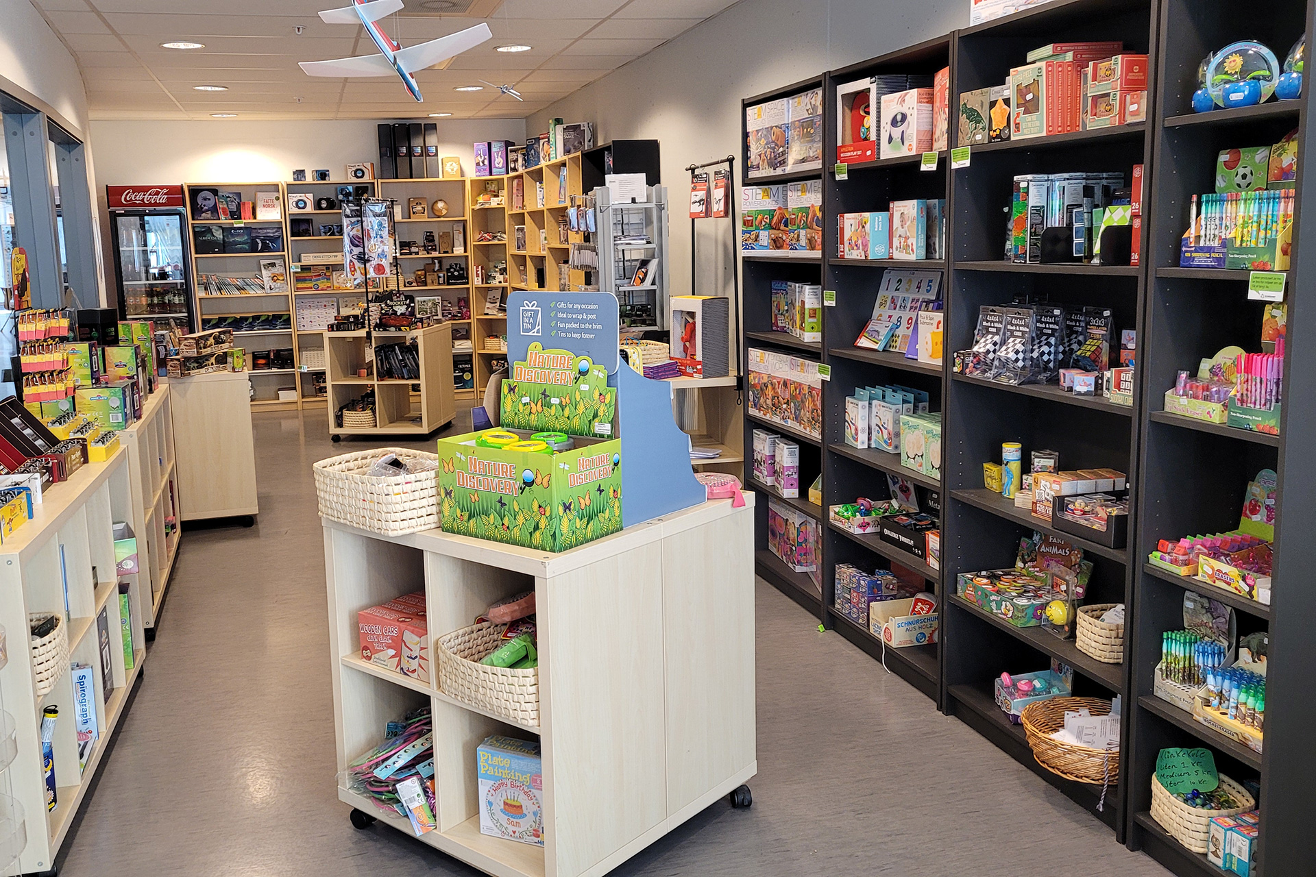 VItensenterbutikken med hyller fulle av spennende bøker, leker og andre gaver man kan kjøpe.