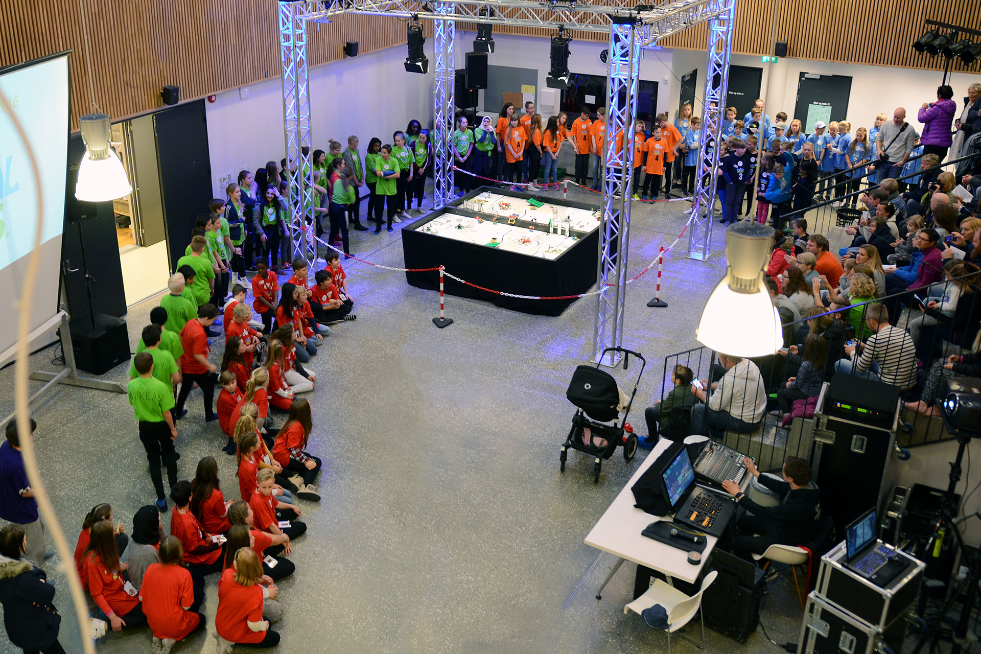 Aula på Tromstun skole fyllt med publikum og deltakere.