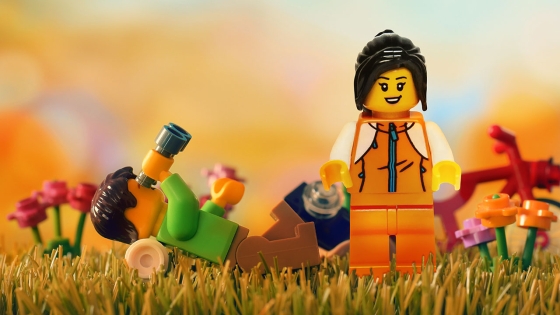 LEGO gutt og jente i høstlandskap.