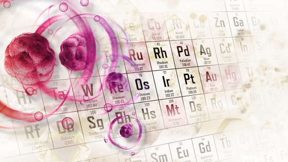 Tabell med det periodiske system og illustrasjon av atomer.
