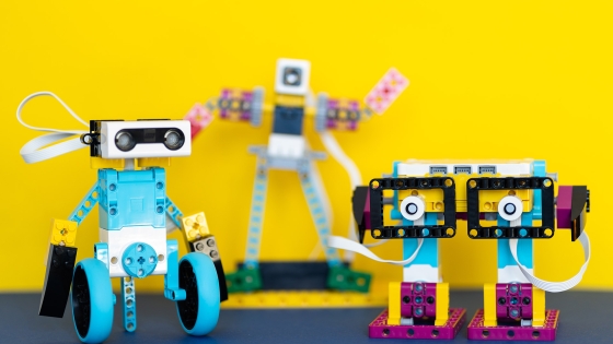 Tre roboter bygd av LEGO.