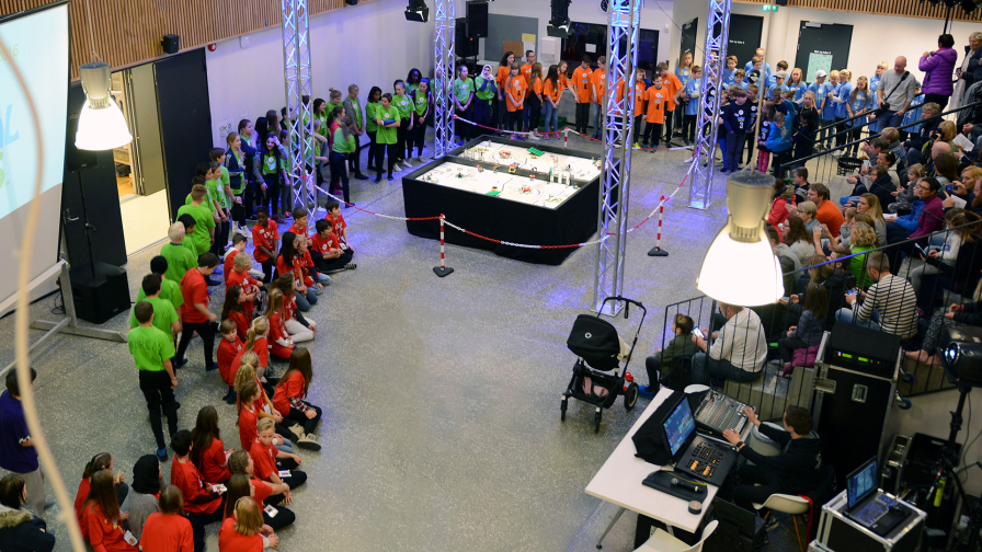 Aula på Tromstun skole fyllt med publikum og deltakere.