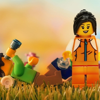 LEGO gutt og jente i høstlandskap.