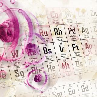 Tabell med det periodiske system og illustrasjon av atomer.