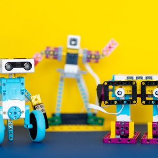 Tre roboter bygd av LEGO.