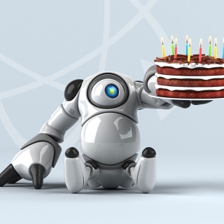 Robot som holder en bursdagskake.